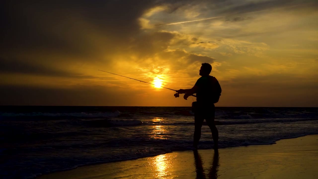 Pescador al atardecer en la costa de Puerto Rico